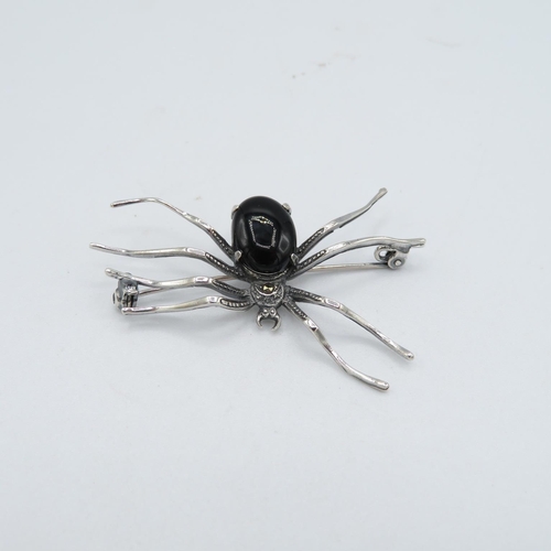 196 - HM 925 Sterling Silver spider brooch with tight fitting bar catch, decorated with dark gemstone ( 6g... 