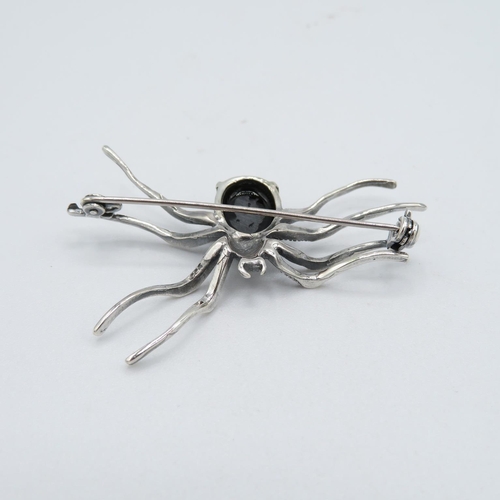 196 - HM 925 Sterling Silver spider brooch with tight fitting bar catch, decorated with dark gemstone ( 6g... 