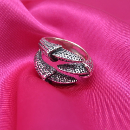 197 - HM Sterling Silver 925 triple claw ring (10.3g) In excellent condition