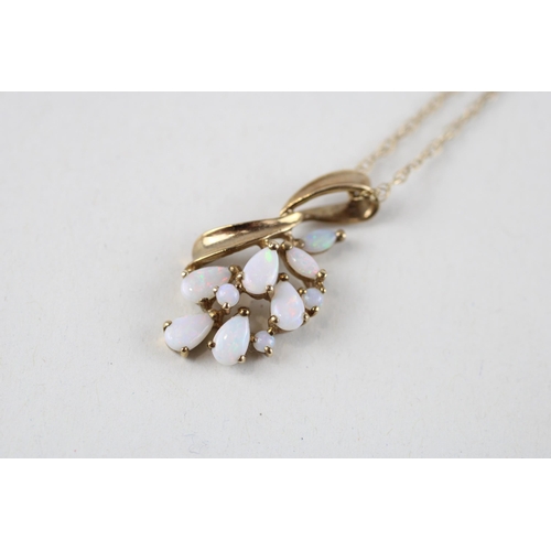 126 - 9ct gold opal pendant & chain (2g)