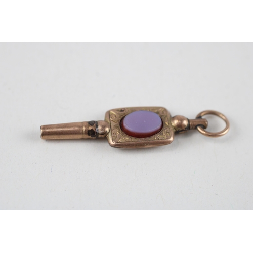 129 - 9ct antique carnelian patterned watch key (1.4g)