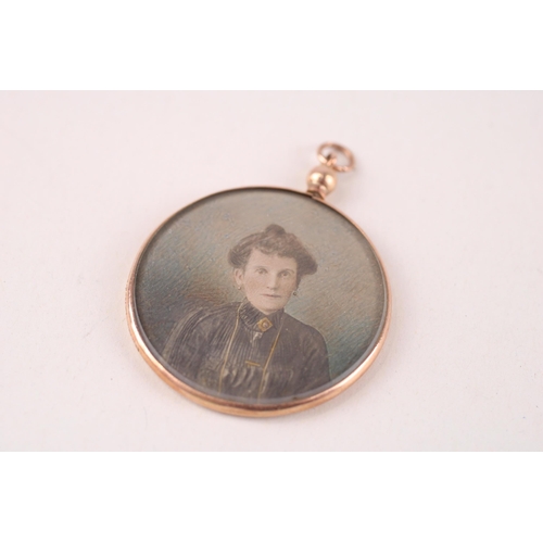 17 - 9ct gold picture locket, hallmarked Chester 1915 (6.3g)