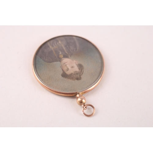 17 - 9ct gold picture locket, hallmarked Chester 1915 (6.3g)