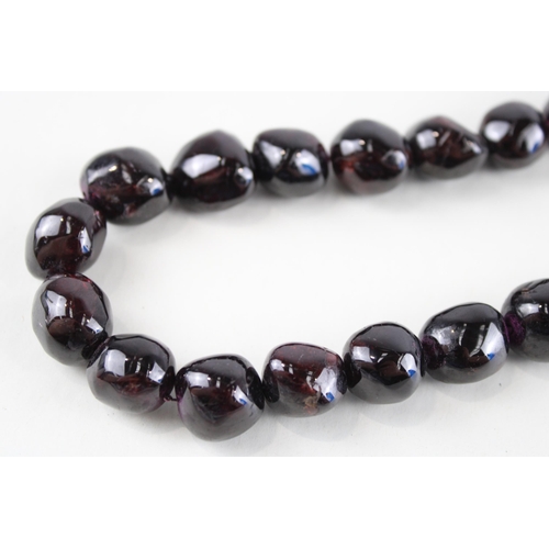 18 - 9ct gold naturally polished garnet substantial necklace (196.6g)