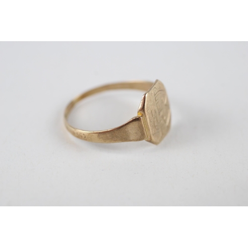 25 - 9ct gold engraved signet ring (1.7g) Size  P