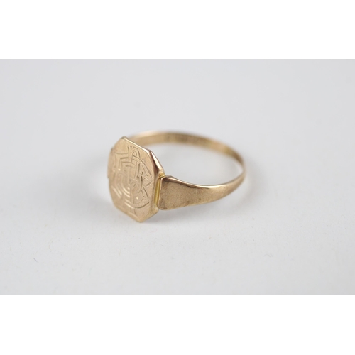 25 - 9ct gold engraved signet ring (1.7g) Size  P