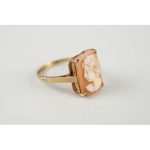 33 - 9ct gold shell cameo dress ring (2.7g) Size  M