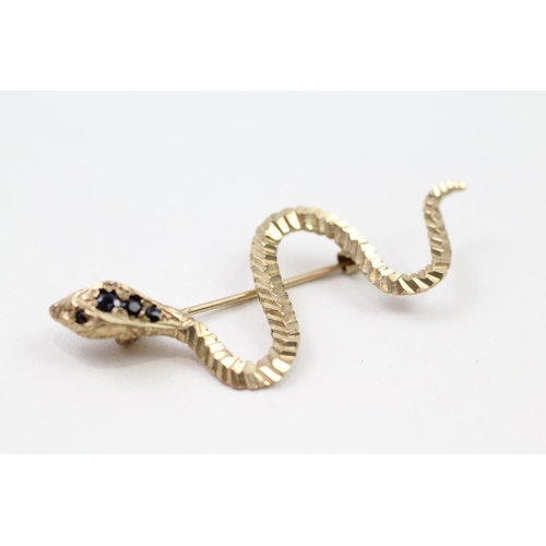 43 - 9ct gold sapphire snake brooch (2.8g) Size  O