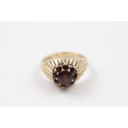 77 - 9ct gold garnet dress ring (3.3g) Size  L