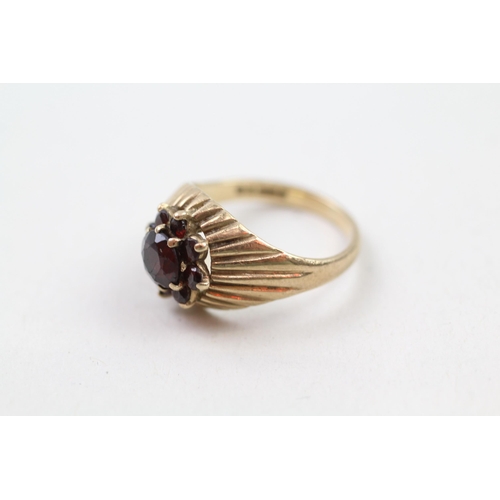 77 - 9ct gold garnet dress ring (3.3g) Size  L