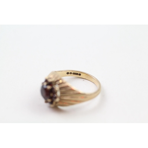 77 - 9ct gold garnet dress ring (3.3g) Size  L