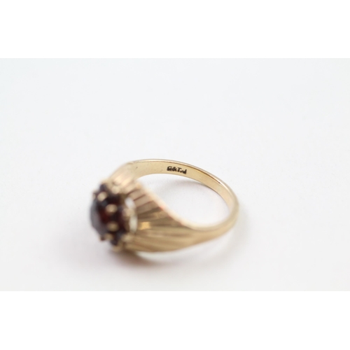 77 - 9ct gold garnet dress ring (3.3g) Size  L