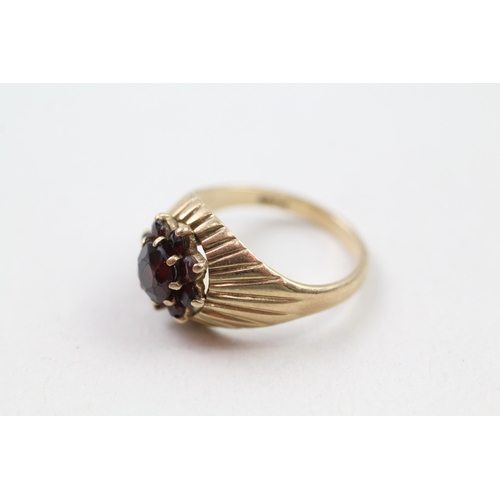 77 - 9ct gold garnet dress ring (3.3g) Size  L