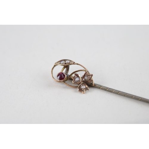 8 - 9ct gold red gemstone & seed pearl stick pin (1.1g)