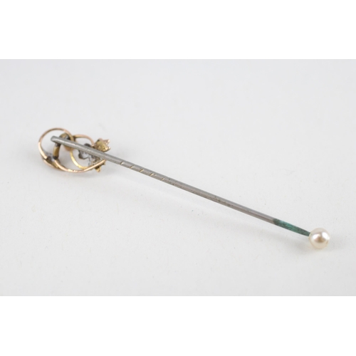 8 - 9ct gold red gemstone & seed pearl stick pin (1.1g)