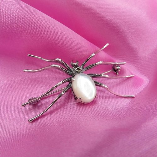 134 - HM 925 Sterling Silver spider brooch with tight fitting bar catch, decorated with milky gemstone (6.... 