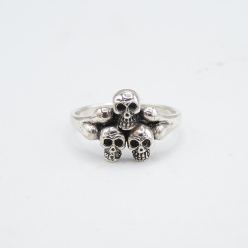 137 - HM 925 Sterling Silver triple skull ring (3.7g) In excellent condition