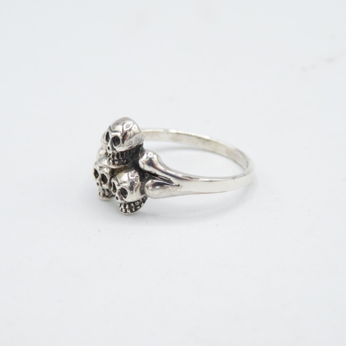 137 - HM 925 Sterling Silver triple skull ring (3.7g) In excellent condition