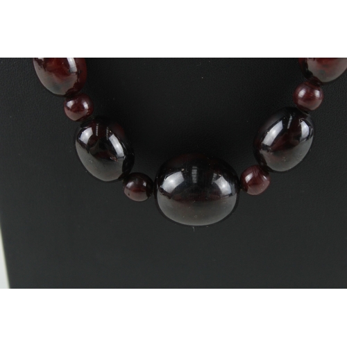 180 - Cherry Bakelite graduated necklace with screw clasp (55g)