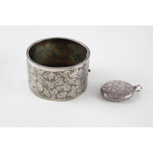 253 - A decorative Victorian silver bangle and locket (39g)