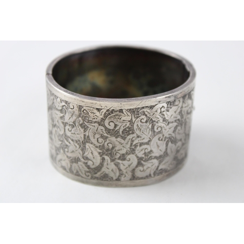 253 - A decorative Victorian silver bangle and locket (39g)