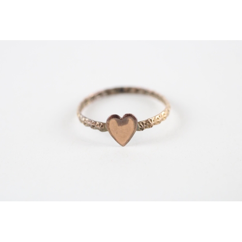 112 - 9ct gold heart shaped ring (0.9g) Size  R