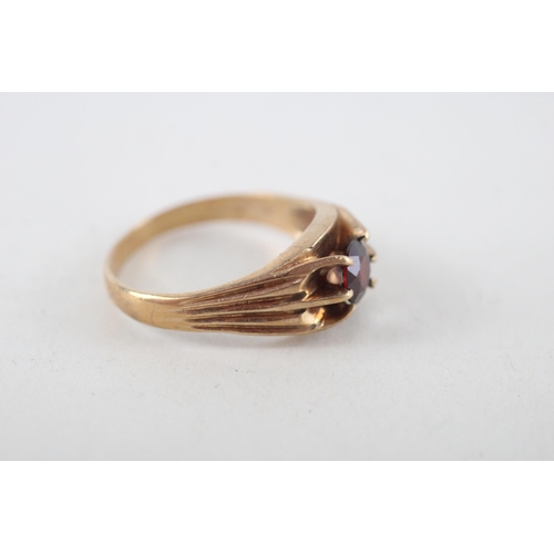 12 - 9ct gold garnet single stone ring (3.5g) Size  R