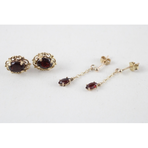 133 - 2 x 9ct gold garnet earrings (2.3g)