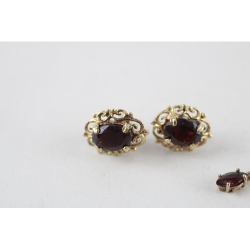 133 - 2 x 9ct gold garnet earrings (2.3g)