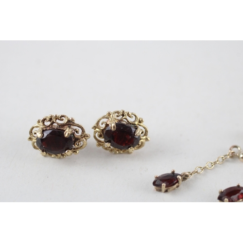 133 - 2 x 9ct gold garnet earrings (2.3g)