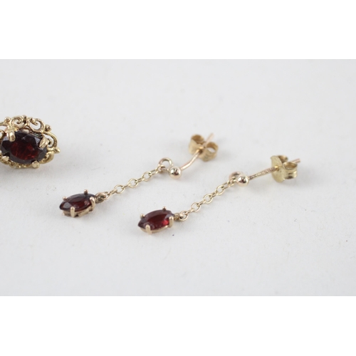 133 - 2 x 9ct gold garnet earrings (2.3g)