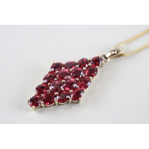 18 - 9ct gold red gemstone bluster pendant & chain (6.9g)