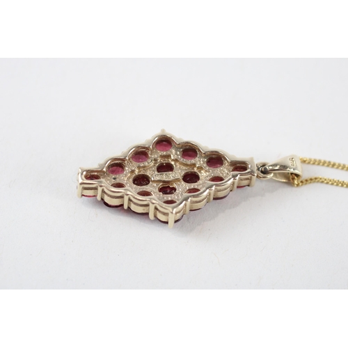 18 - 9ct gold red gemstone bluster pendant & chain (6.9g)