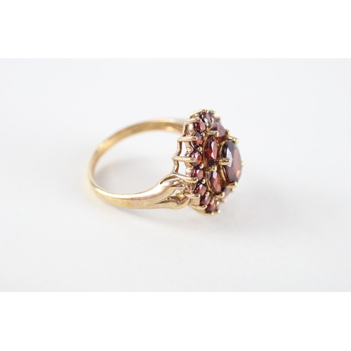 38 - 9ct gold garnet dress ring (4.8g) Size  P