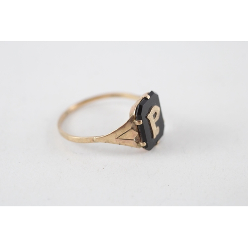 6 - 9ct gold antique onyx initial P signet ring (2g) Size  V