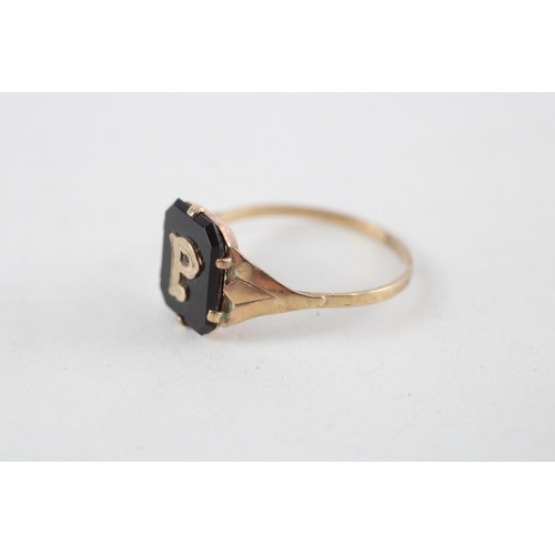 6 - 9ct gold antique onyx initial P signet ring (2g) Size  V