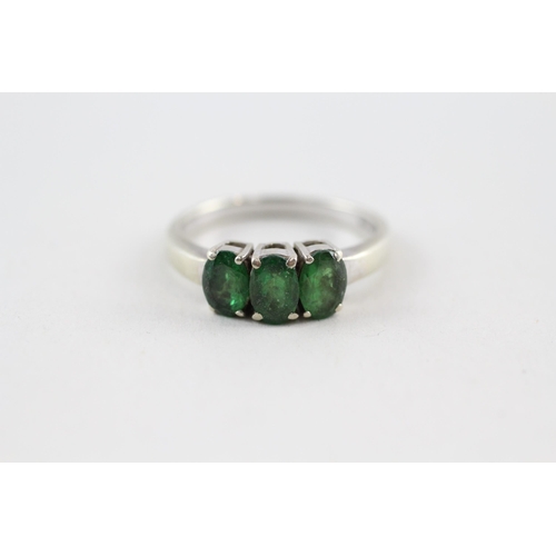 61 - 9ct gold green garnet three stone ring (3g) Size  N