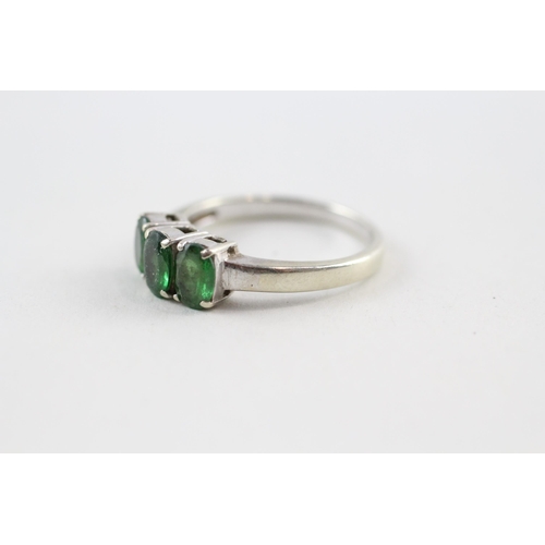 61 - 9ct gold green garnet three stone ring (3g) Size  N