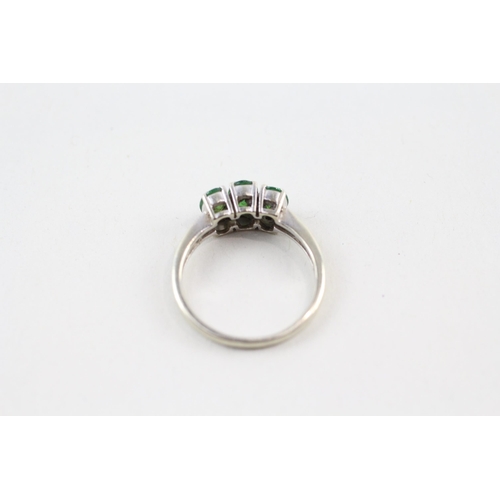 61 - 9ct gold green garnet three stone ring (3g) Size  N