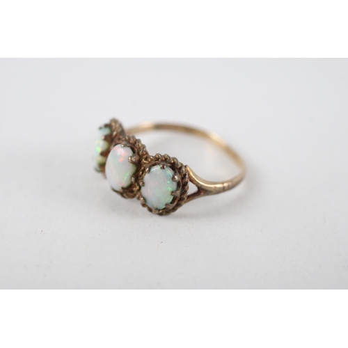 62 - 9ct gold opal three stone ring (2.8g) Size  R