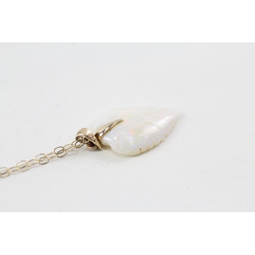 66 - 9ct gold opal pendant & chain (1.1g)