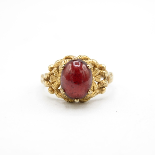 8 - 9ct gold and garnet ring.  Fully hallmarked (3g) Size  L