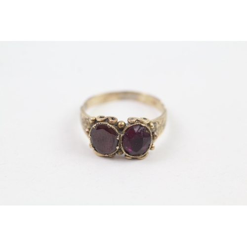 84 - 12ct gold antique garnet two stone ring (2.8g) Size  M