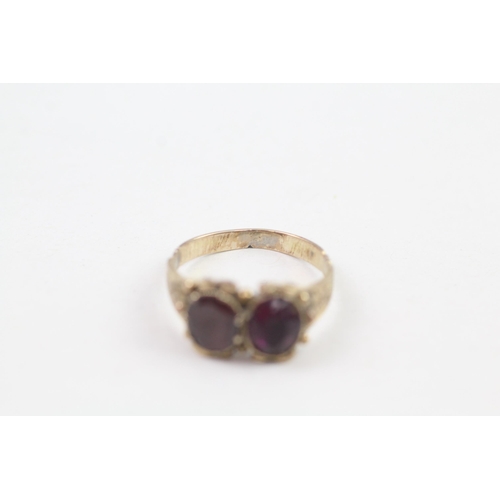 84 - 12ct gold antique garnet two stone ring (2.8g) Size  M