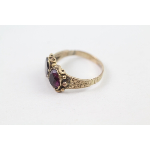 84 - 12ct gold antique garnet two stone ring (2.8g) Size  M