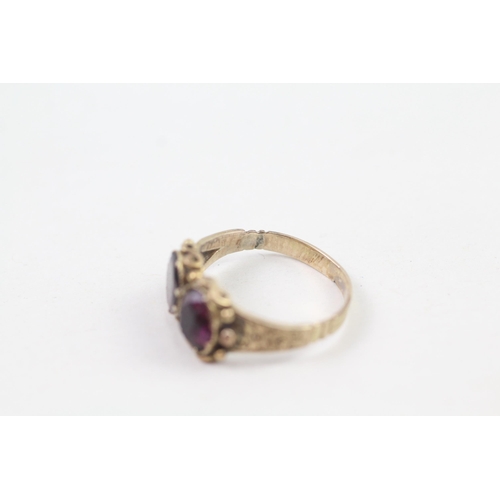 84 - 12ct gold antique garnet two stone ring (2.8g) Size  M