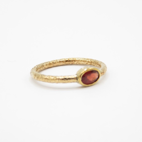 26 - HM 9ct gold patterned ring with red centre stone (1.5g) Size  O 1/2