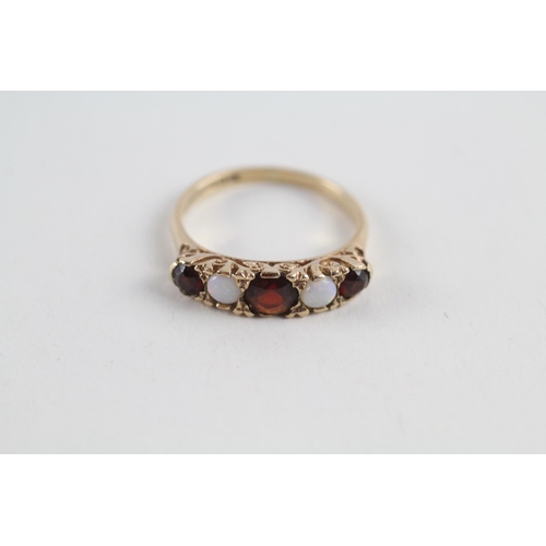 104 - 9ct gold garnet & opal five stone ring (2.3g) Size  K