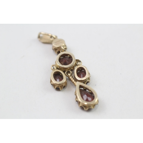 113 - 9ct garnet drop pendant (4.3g)