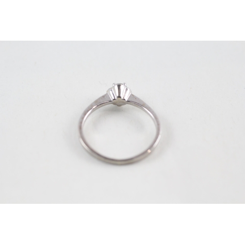 18 - 9ct white gold diamond ring (1.8g) Size  M